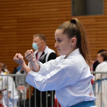 Karateka Olivia Tschanz in Aktion